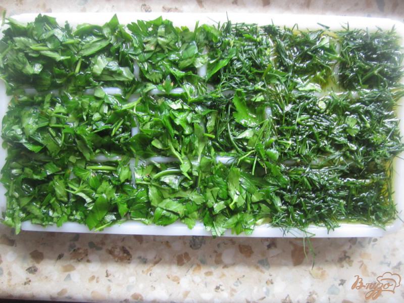 Фото приготовление рецепта: Замороженная зелень в масле и воде на зиму шаг №4