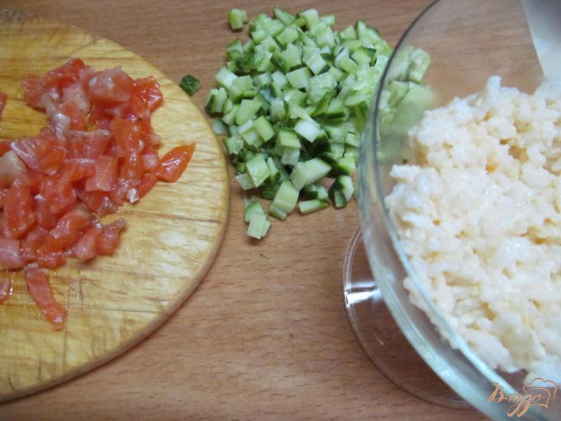 Фото приготовление рецепта: Салат с форелью шаг №2