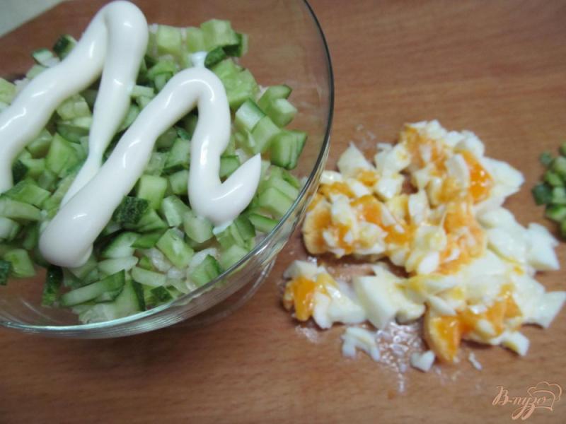 Фото приготовление рецепта: Салат с форелью шаг №3