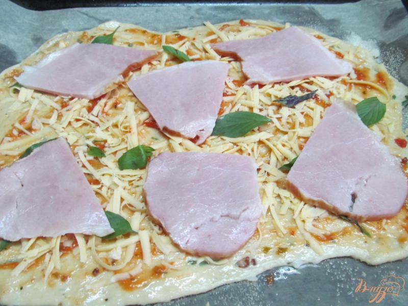 Фото приготовление рецепта: Пицца с двумя сырами на тесте с картофельным пюре шаг №7
