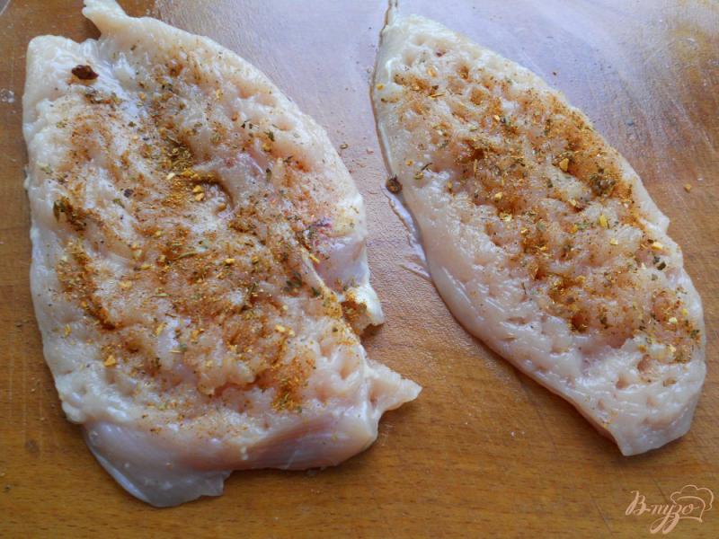 Фото приготовление рецепта: Куриное филе со сметано-луковым соусом и сыром на пару шаг №1