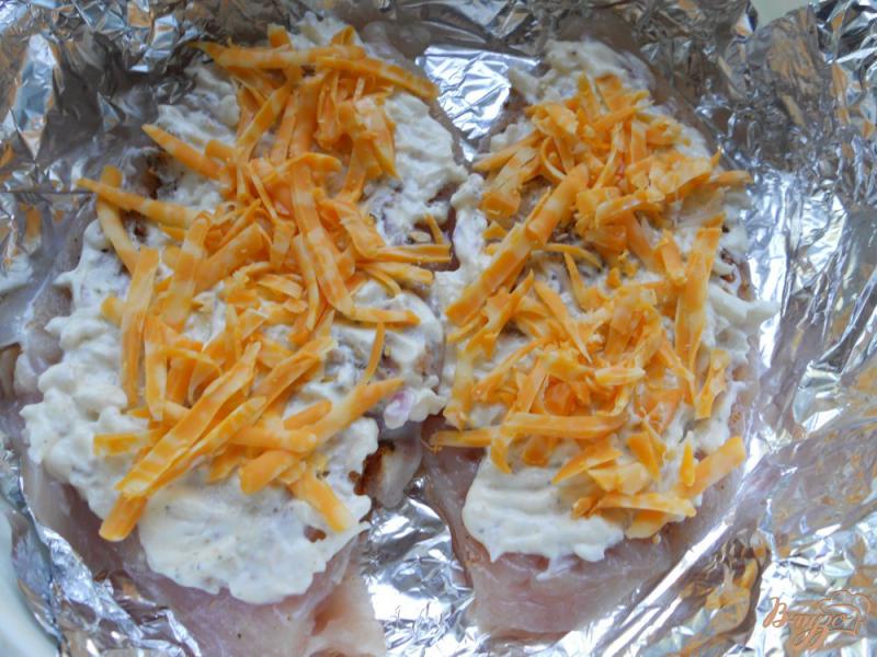Фото приготовление рецепта: Куриное филе со сметано-луковым соусом и сыром на пару шаг №4