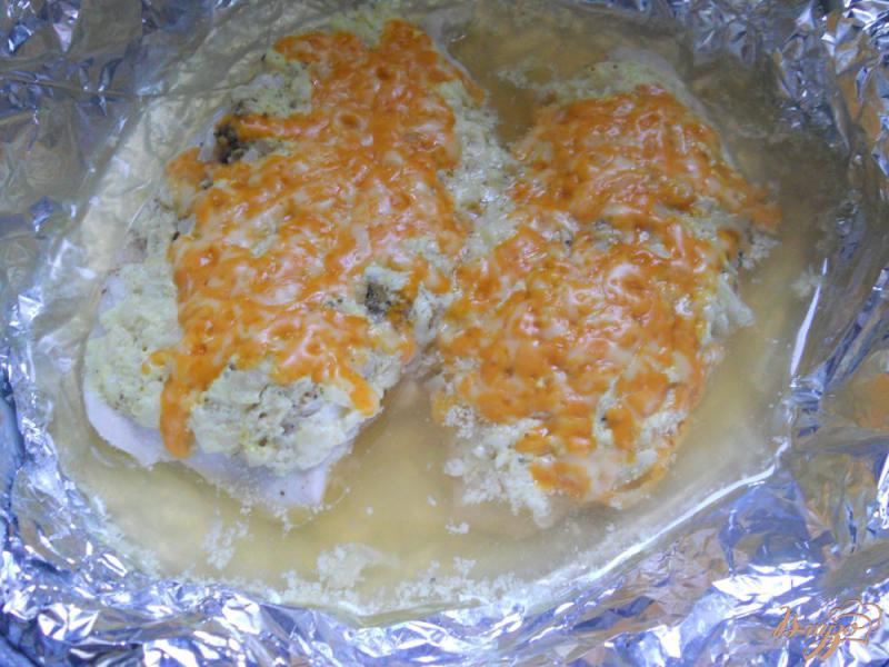 Фото приготовление рецепта: Куриное филе со сметано-луковым соусом и сыром на пару шаг №5