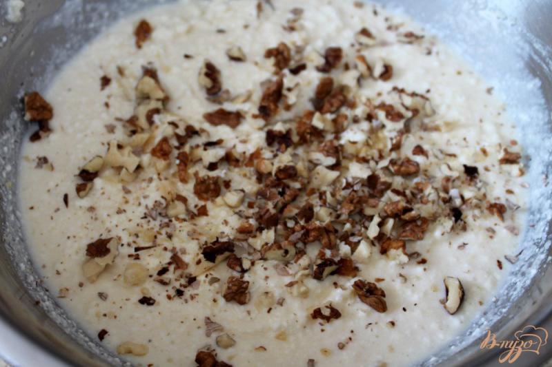 Фото приготовление рецепта: Творожная запеканка с грецким орехом и персиком шаг №5