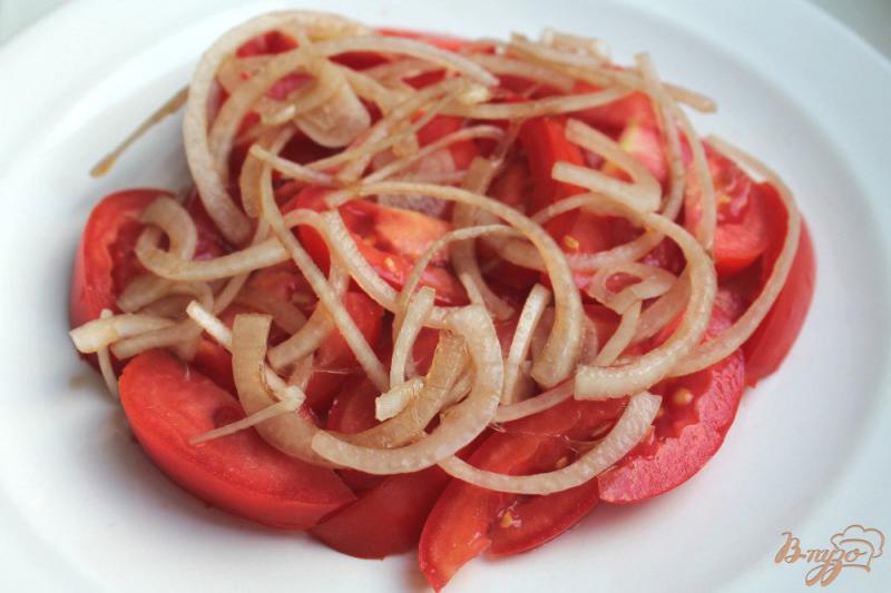 Фото приготовление рецепта: Салат из помидор с маринованным луком и арахисом шаг №4