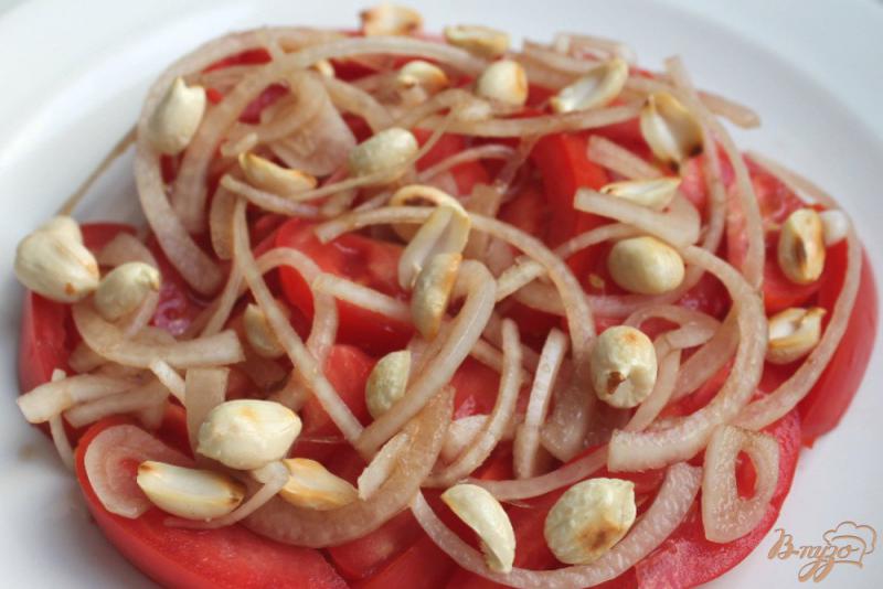 Фото приготовление рецепта: Салат из помидор с маринованным луком и арахисом шаг №5