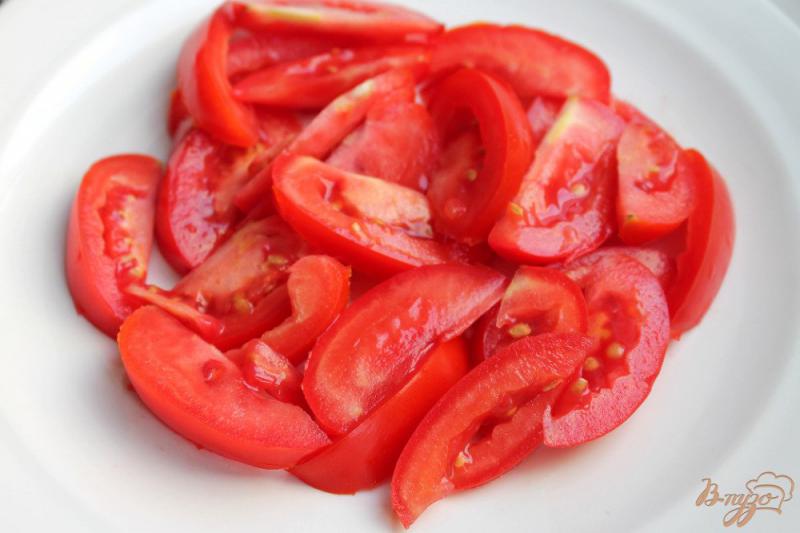 Фото приготовление рецепта: Салат из помидор с маринованным луком и арахисом шаг №3