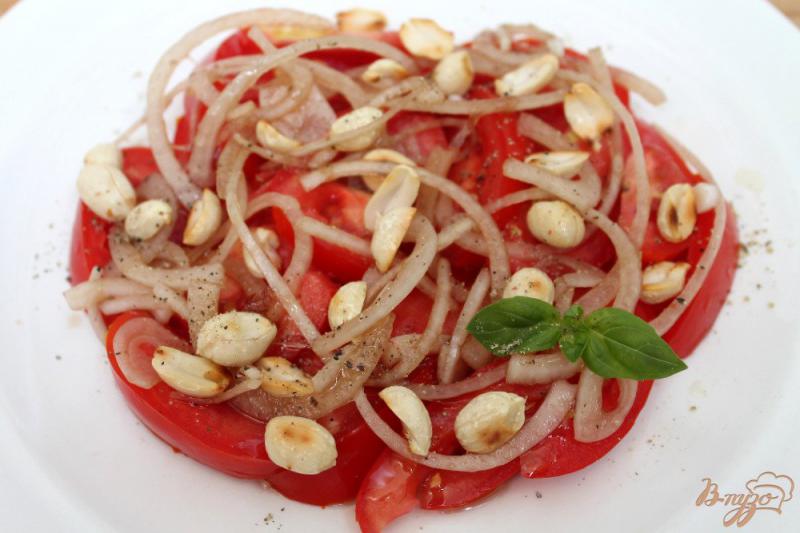 Фото приготовление рецепта: Салат из помидор с маринованным луком и арахисом шаг №6