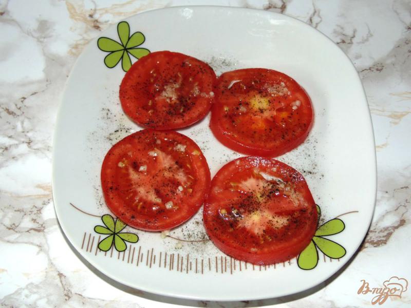 Фото приготовление рецепта: Яичные гренки с помидором и бужениной шаг №5