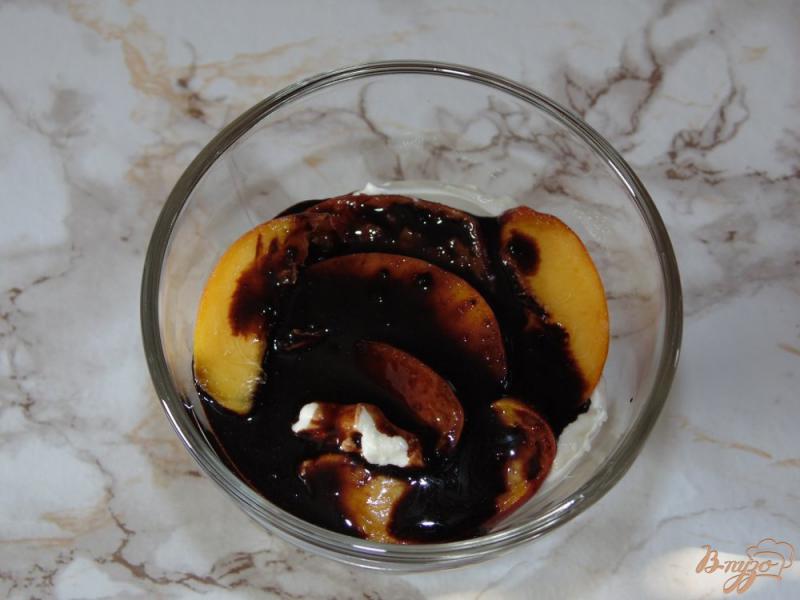 Фото приготовление рецепта: Творожный десерт со свежим персиком шаг №6