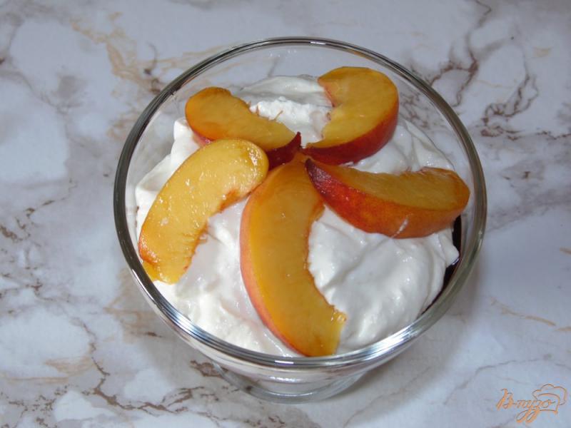 Фото приготовление рецепта: Творожный десерт со свежим персиком шаг №7