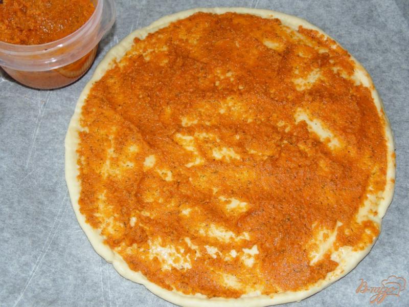 Фото приготовление рецепта: Пицца с бужениной и болгарским перцем шаг №4