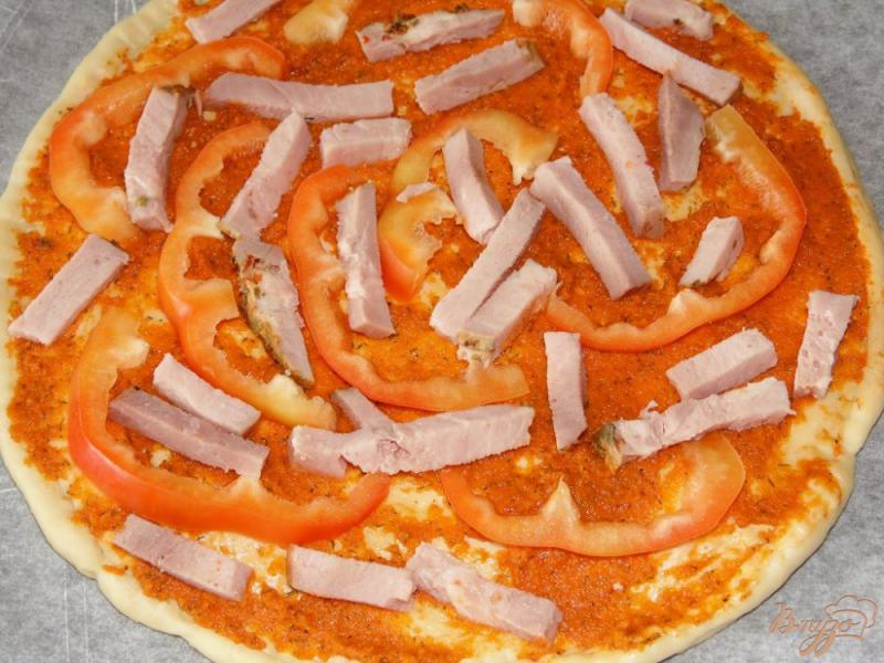 Фото приготовление рецепта: Пицца с бужениной и болгарским перцем шаг №6