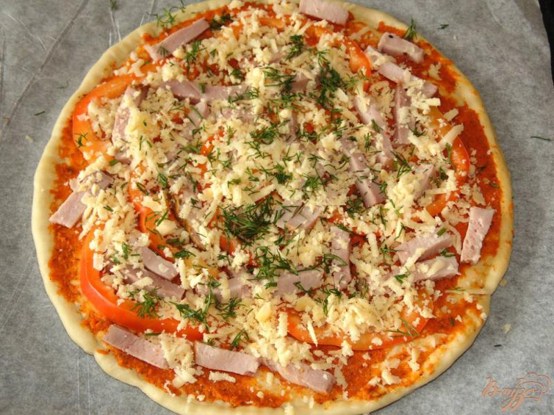 Фото приготовление рецепта: Пицца с бужениной и болгарским перцем шаг №7