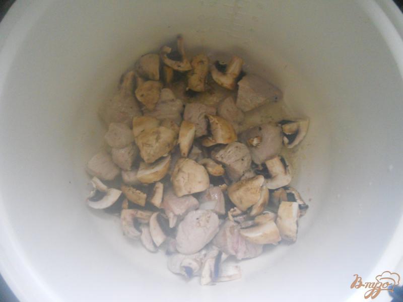 Фото приготовление рецепта: Рисовая каша со свининой и грибами в мультиварке шаг №2
