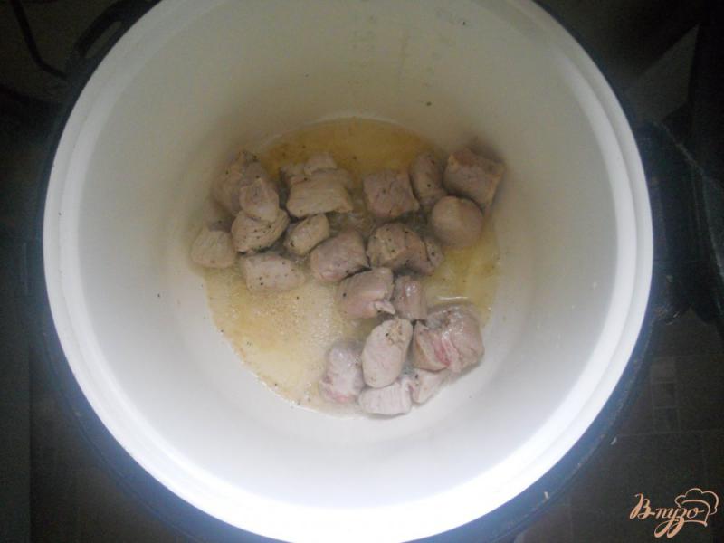 Фото приготовление рецепта: Рисовая каша со свининой и грибами в мультиварке шаг №1