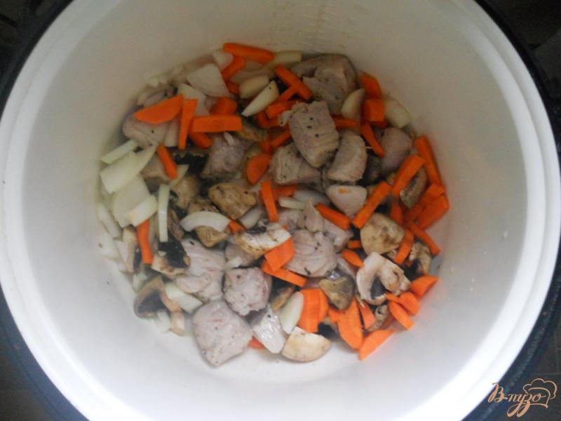 Фото приготовление рецепта: Рисовая каша со свининой и грибами в мультиварке шаг №3