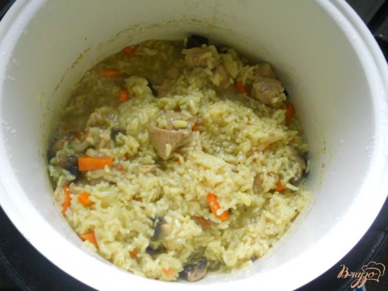 Фото приготовление рецепта: Рисовая каша со свининой и грибами в мультиварке шаг №5