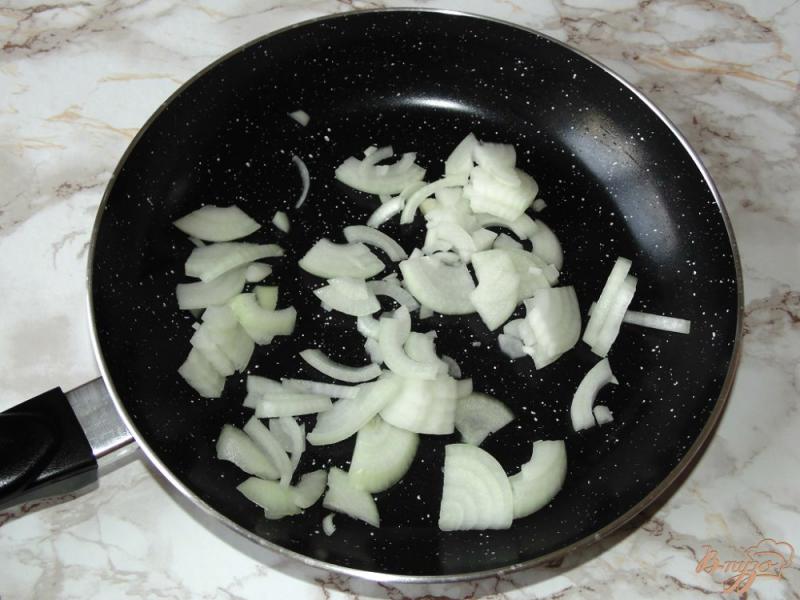 Фото приготовление рецепта: Картофельный салат с шампиньонами и черной фасолью шаг №2