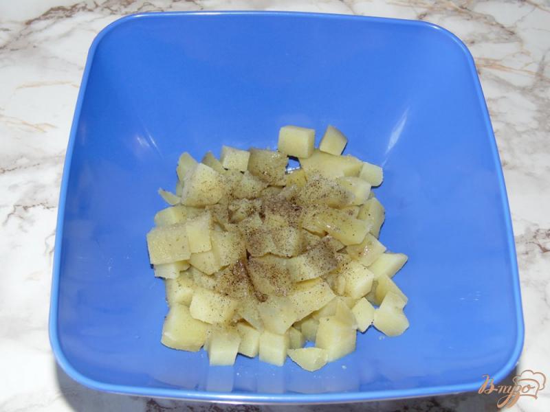 Фото приготовление рецепта: Картофельный салат с шампиньонами и черной фасолью шаг №4