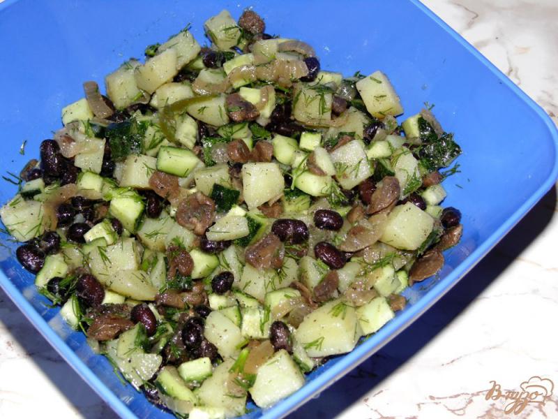 Фото приготовление рецепта: Картофельный салат с шампиньонами и черной фасолью шаг №6