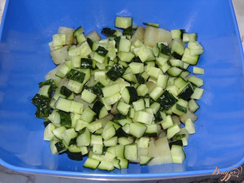 Фото приготовление рецепта: Картофельный салат с шампиньонами и черной фасолью шаг №5