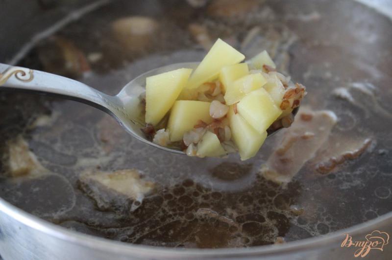 Фото приготовление рецепта: Русский гречневый суп с белыми грибами шаг №4