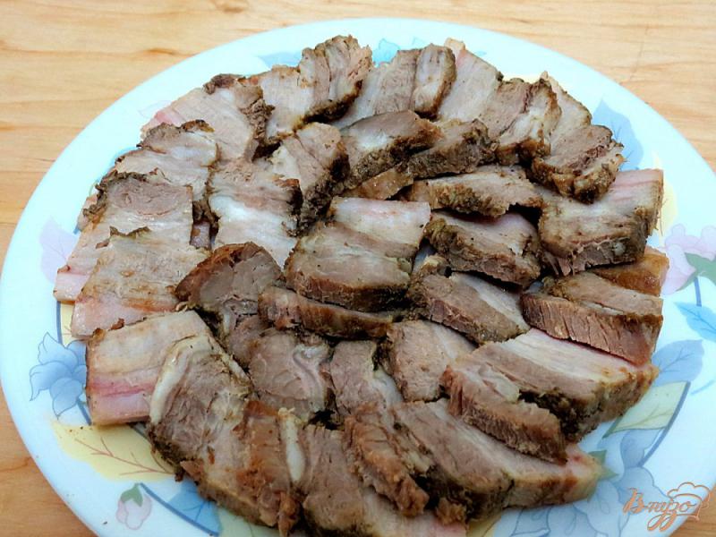 Фото приготовление рецепта: Свиная грудинка в аджике с чесноком. шаг №6