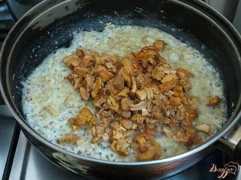 Фото приготовление рецепта: Лисички в сметанном соусе шаг №6