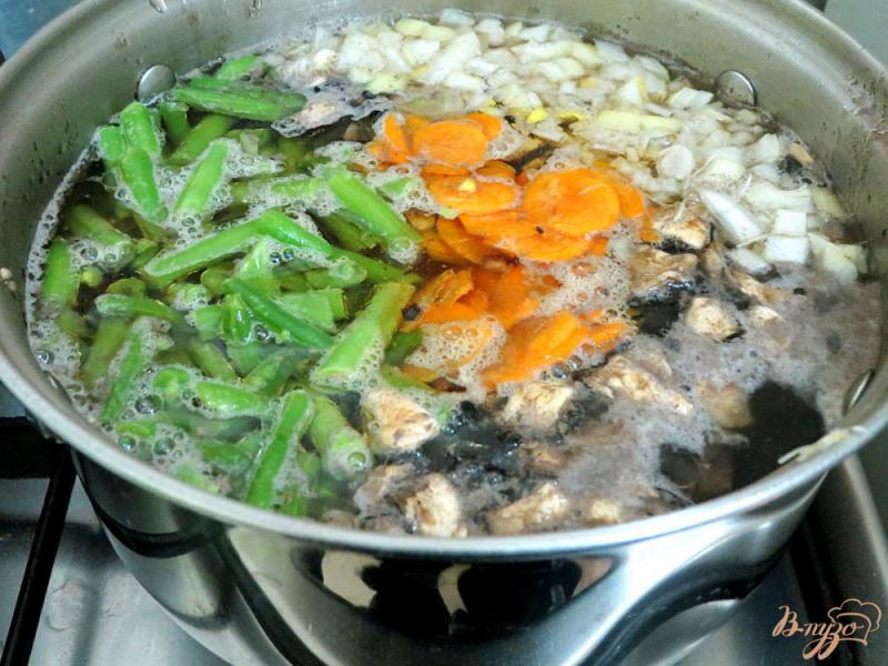 Фото приготовление рецепта: Суп с бобами и грибами шаг №6