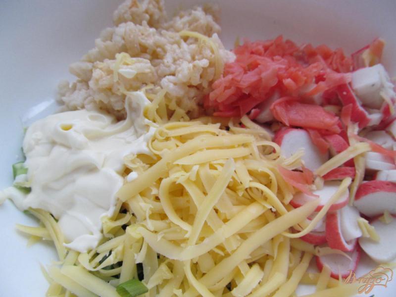 Фото приготовление рецепта: Салат из крабовых палочек и имбирем шаг №2