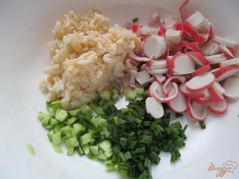 Фото приготовление рецепта: Салат из крабовых палочек и имбирем шаг №1