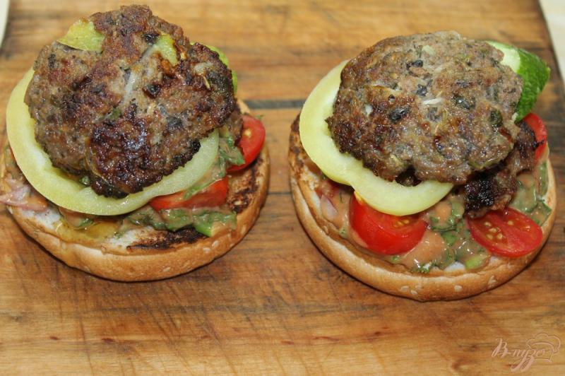 Фото приготовление рецепта: «Big Burger» с двойной котлетой и овощами шаг №14