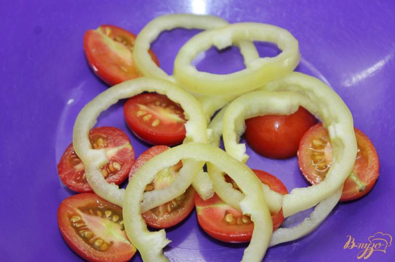 Фото приготовление рецепта: Салат с помидорами черри, курицей и сыром фета шаг №2