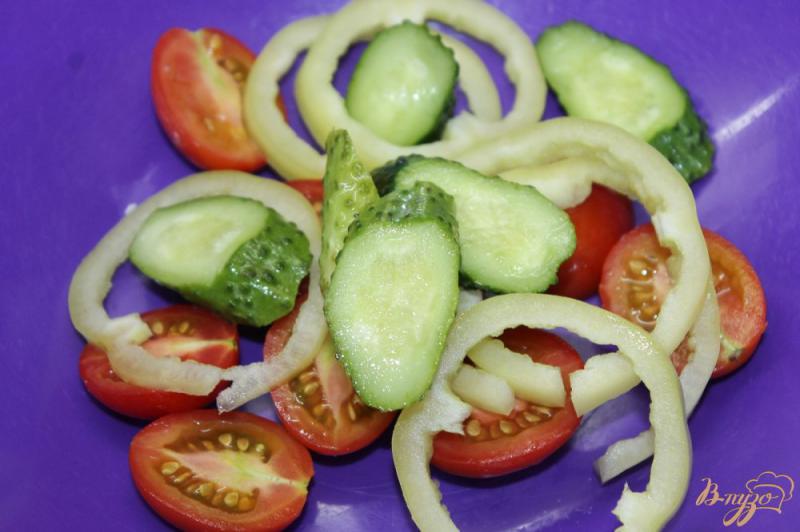 Фото приготовление рецепта: Салат с помидорами черри, курицей и сыром фета шаг №3
