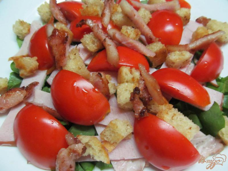 Фото приготовление рецепта: Мясной салат со щавелем и помидором шаг №7