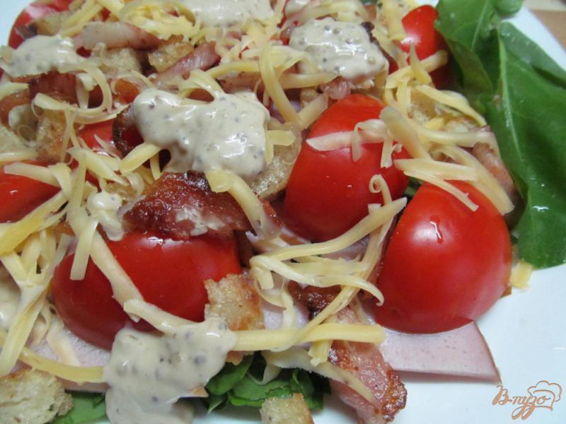 Фото приготовление рецепта: Мясной салат со щавелем и помидором шаг №9
