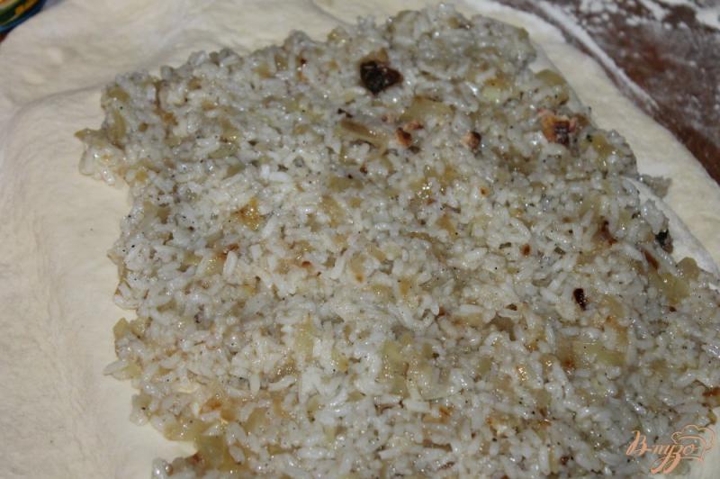 Фото приготовление рецепта: Пирог с сардины, рисом и луком шаг №8