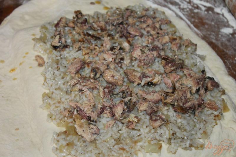 Фото приготовление рецепта: Пирог с сардины, рисом и луком шаг №9