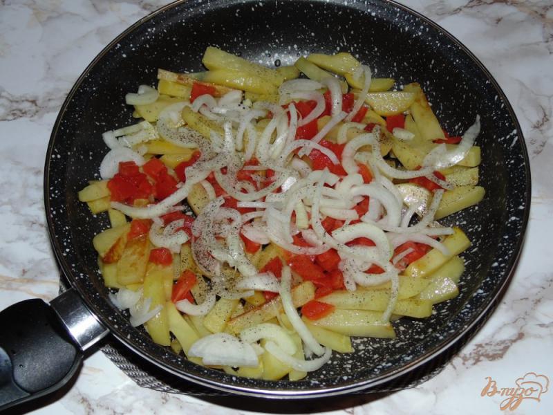Фото приготовление рецепта: Жареный картофель с помидорами и луком шаг №3