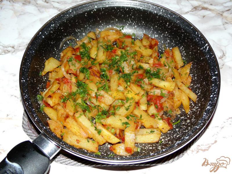 Фото приготовление рецепта: Жареный картофель с помидорами и луком шаг №4