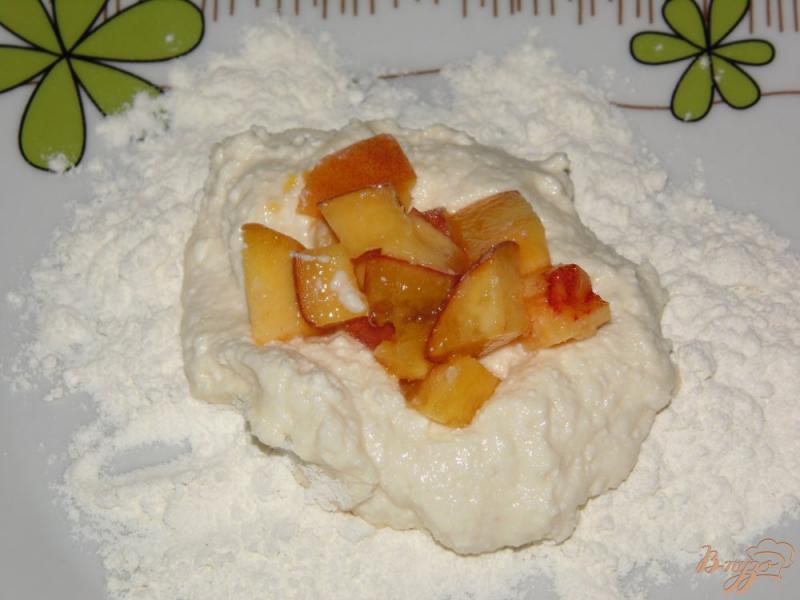 Фото приготовление рецепта: Сырники с персиками шаг №4