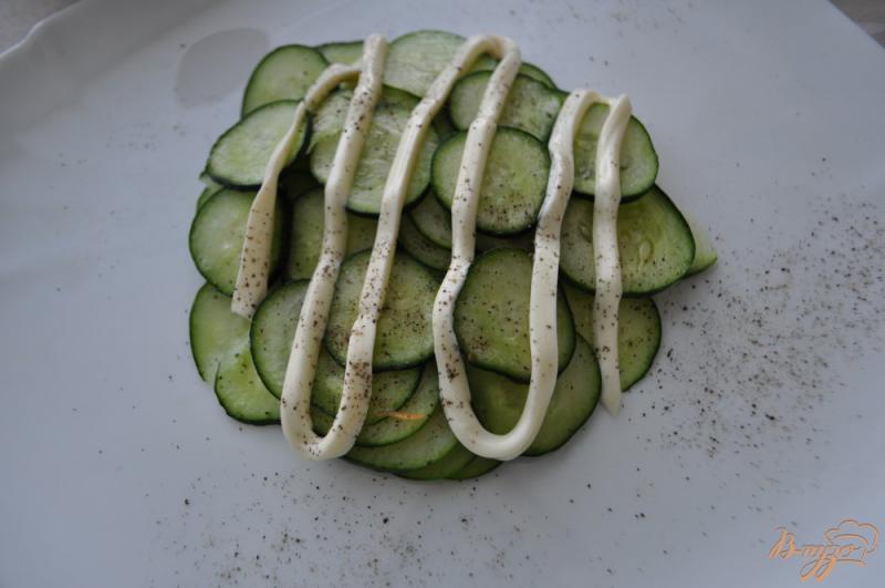 Фото приготовление рецепта: Салат с мидиями и огурцом шаг №2