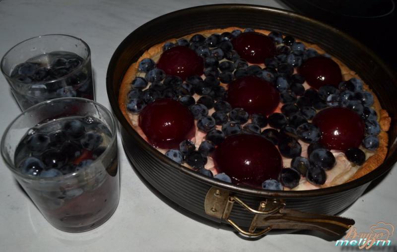 Фото приготовление рецепта: Пирог с творогом и фруктами в желе шаг №6