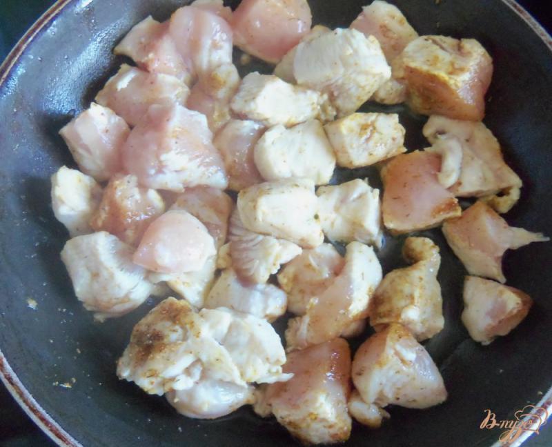 Фото приготовление рецепта: Кабачковые корзиночки с куриным филе шаг №2