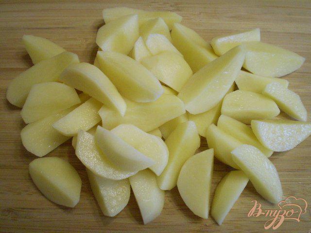 Фото приготовление рецепта: Запеченные бедра с овощами в духовке шаг №2