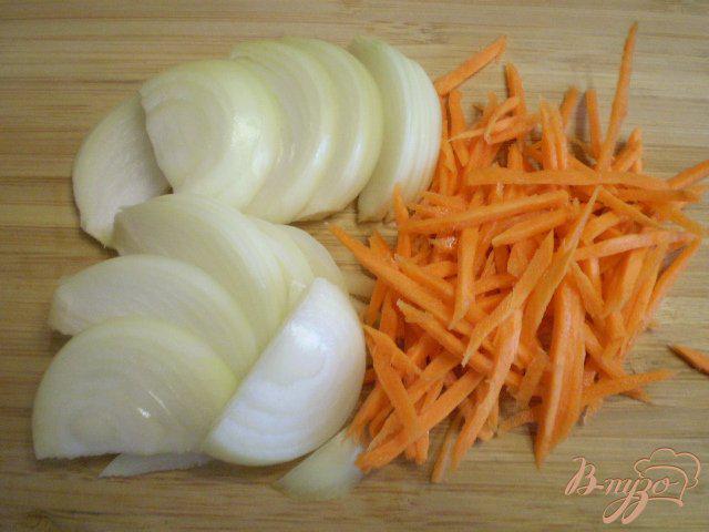 Фото приготовление рецепта: Запеченные бедра с овощами в духовке шаг №3