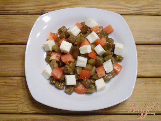 Фото приготовление рецепта: Баклажаны с помидорами и сыром шаг №4