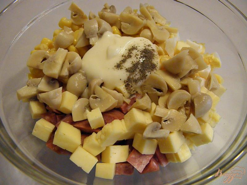 Фото приготовление рецепта: Салат с сыром и кукурузой шаг №5