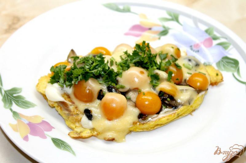 Фото приготовление рецепта: Свиная отбивная с грибами и желтыми помидорами черри шаг №7